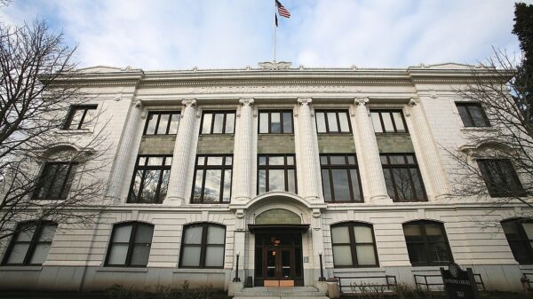 Oregon Supreme Court building credit: By User:Cacophony - Own work, CC BY-SA 2.5, https://commons.wikimedia.org/w/index.php?curid=1692953