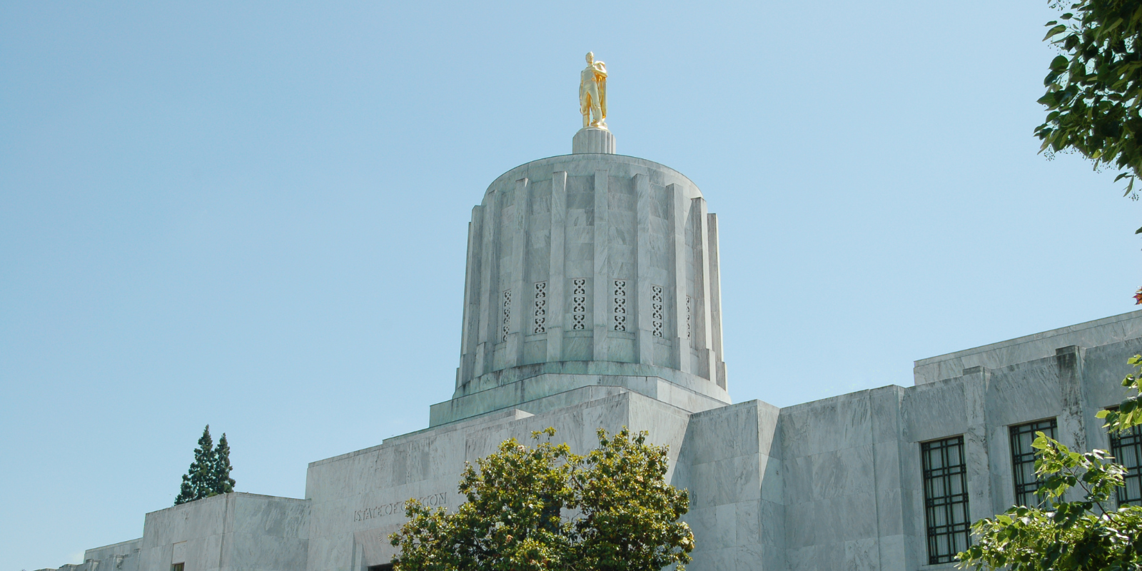 a photgraph of the Oregon State Capitol building