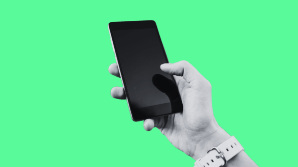 Image with green background and an image of a hand holding a phone.