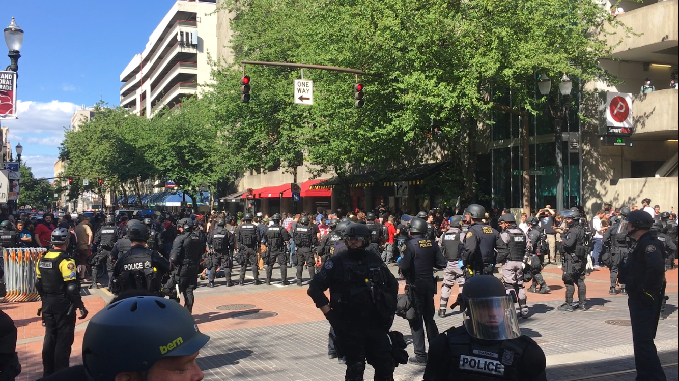 police kettle protesters on block in downtown Portland